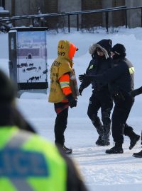 Policie v Ottawě začala zatýkat účastníky třítýdenní blokády v centru města