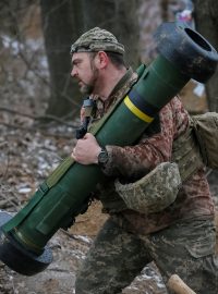 Protitankový raketový komplet Javelin v rukou ukrajinského vojáka