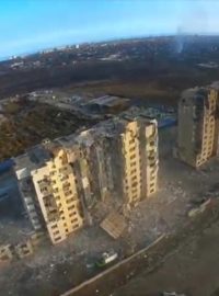 Záběr z dronu na zničený Mariupol v pondělí odpoledne