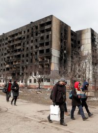 Fotografovi stačilo popojít po kruhovém objezdě jen pár metrů, aby mohl pořídit další snímek zlikvidovaných budov