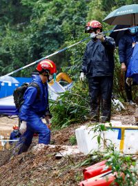 Záchranáři na místě havárie letadla China Eastern Airlines v Čuangské autonomní oblasti Kuang-si