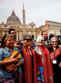 Představitelé kanadských původních obyvatel a menšin ři návštěvě Vatikánu.