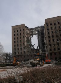 Zničená administrativní budova v přístavním městě Mykolajiv po ruském útoku