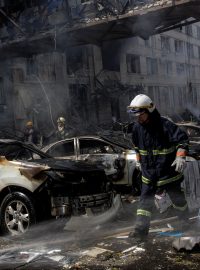 Na Charkov útočili Rusové i v sobotu. Hasiči a místní obyvatelé po útocích bojují i s  požáry