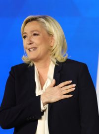 „Nikdy Francouze neopustím, ať žije republika, ať žije Francie,“ pronesla poražená kandidátka Marine Le Penová