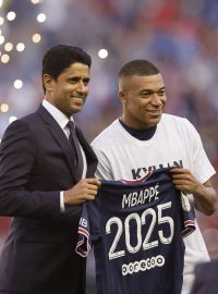 Kylian Mbappé po boku prezidenta Paris Saint-Germain Násira Al Chelajfího