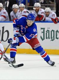 Brett Pesce z Caroliny a Frank Vatrano z NY Rangers.