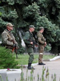 Proruské síly hlídají také na náměstí ve městě Svitlodarsku v Doněcké oblasti.