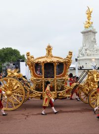 Během oslav k výročí 70 let britské královny na trůně se v ulicích objevil zlatý kočár s jejím hologramem