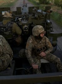Ukrajinští vojáci na cestě na bojiště