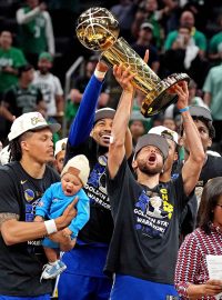 Basktbalisté Golden State Warriors slaví po čtyřech letech titul v NBA