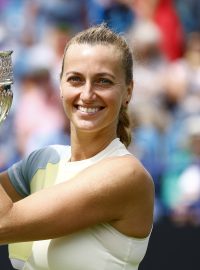 Petra Kvitová s pohárem pro vítězku turnaje v Eastbourne