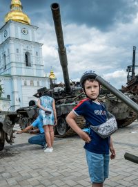 Kluk u vystavených zničených ruských tanků v Kyjevě