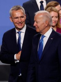 Americký prezident Joe Biden, generální tajemník NATO Jens Stoltenberg, britský premiér Boris Johnson a německý kancléř Olaf Scholz na summitu NATO v Madridu.