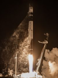 Start rakety Electron, která nese satelit Capstone k oběžné dráze Měsíce