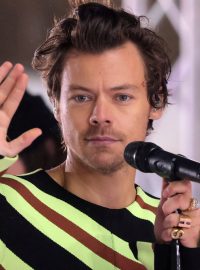 Zpěvák Harry Styles během vystoupení na Manhattanu v New Yorku v květnu 2022