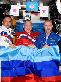 Ruští kosmonauti pózují s vlajkou samozvané Luhanské lidové republiky na Mezinárodní vesmírné stanici