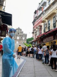 Fronta na testování na covid-19. Úřady v Macau zavádí opatření proti šíření koronaviru