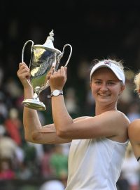 Barbora Krejčíková a Kateřina Siniaková se svými trofejemi pro vítězky