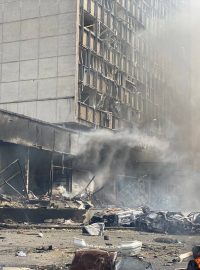 Následky ruského ostřelování poblíž nákupního centra v ukrajinské Vinnycji, kterou zasáhla ruská raketa