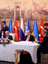 Zástupci Ruska a Ukrajiny se v Istanbulu dohodli na podpisu dohody o vývozu obilí z ukrajinských černomořských přístavů
