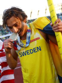 Švédský fenomén Armand Duplantis překonal světový rekord ve skoku o tyči už popáté