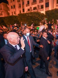 Tuniský prezident Kaís Saíd v ulicích po referendu