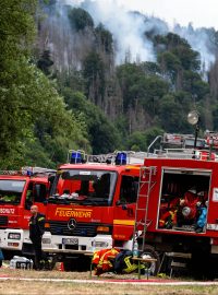 Hasiči bojující s požárem v Saském Švýcarsku
