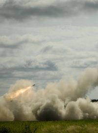 Zkušební palba z tří raketových systémů HIMARS na Ukrajině.