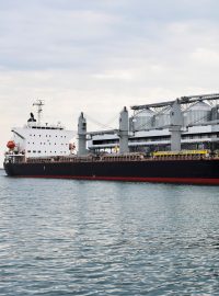 Loď s obilím čekající v přístavu v Oděse