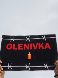 V Kyjevě se po zabití ukrajinských válečných zajatců ve věznici v Olenivce uskutečnila demonstrace požadující označení Ruska za teroristický stát