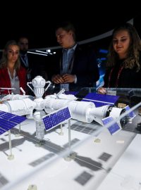 Návštěvníci ruského vojensko-technického fóra Armija-2022 si prohlížejí vůbec poprvé odhalený model čistě ruské vesmírné stanice