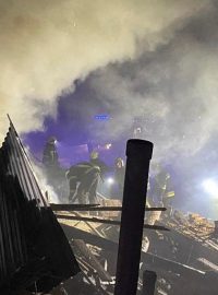 Hasiči a záchranáři prohledávají trosky budovy po ruském útoku na Charkov