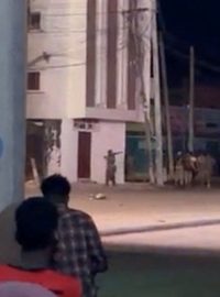 První záběry z místa, kde útočníci obsadili hotel v somálském hlavním městě Mogadišu
