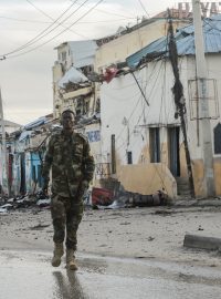 Somálský voják prochází okolo části hotelu Hayat v Mogadišo