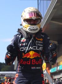 Šťastný Max Verstappen v cíli