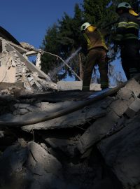 Práce se pro hasiče z Charkova velmi změnila. Musí uhašovat požáry po ostřelování a hledat raněné civilisty
