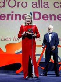 Herečka Catherine Deneuveová drží Zlatého lva za celoživotní dílo