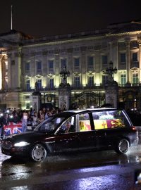 Karel III. v Buckinghamském paláci přijal v úterý rakev s pozůstatky zesnulé Alžběty II.