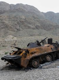 Ohořelý obrněný transportér kyrgyzských sil. Střety vypukly na hranici mezi tádžickou provincií Sughd a kyrgyzskou provincií Batken