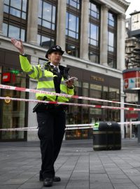 Policisté na místě činu, kde útočník v centru Londýna pobodal dva strážníky.