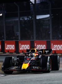 Max Verstappen z Red Bullu (vlevo) a Sebastian Vettel z Astonu Martin