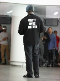 Kanye West v mikině s nápisem White Lives Matter (Na životem bělochů záleží) během pařížské přehlídky módy