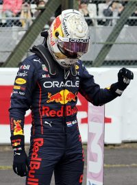 Max Verstappen slaví vítězství v kvalifikaci