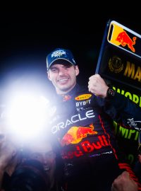 Max Verstappen obhájil titul mistra světa formule 1