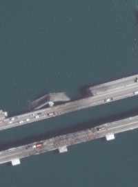 Blízký pohled na provoz a opravy na Krymském mostě