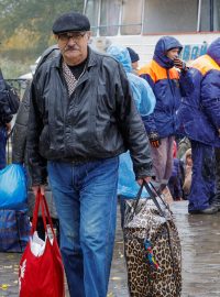 Civilisté evakuovaní z Chersonu přijíždějí do města Olešky