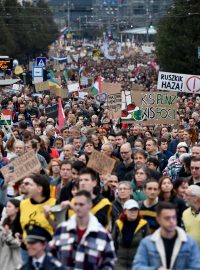 Tisíce lidí v neděli vyšly v Budapešti do ulic za vyšší platy a větší práva učitelů.