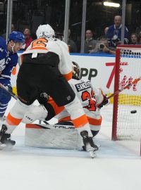 John Tavares skóruje v zápase Toronta s Philadelphií.