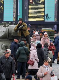 Lidé navštěvují výstavu k výročí historické přehlídky v roce 1941 na Rudém náměstí v centru Moskvy